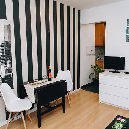 Cosy Near Feira Da Ladra Apartment